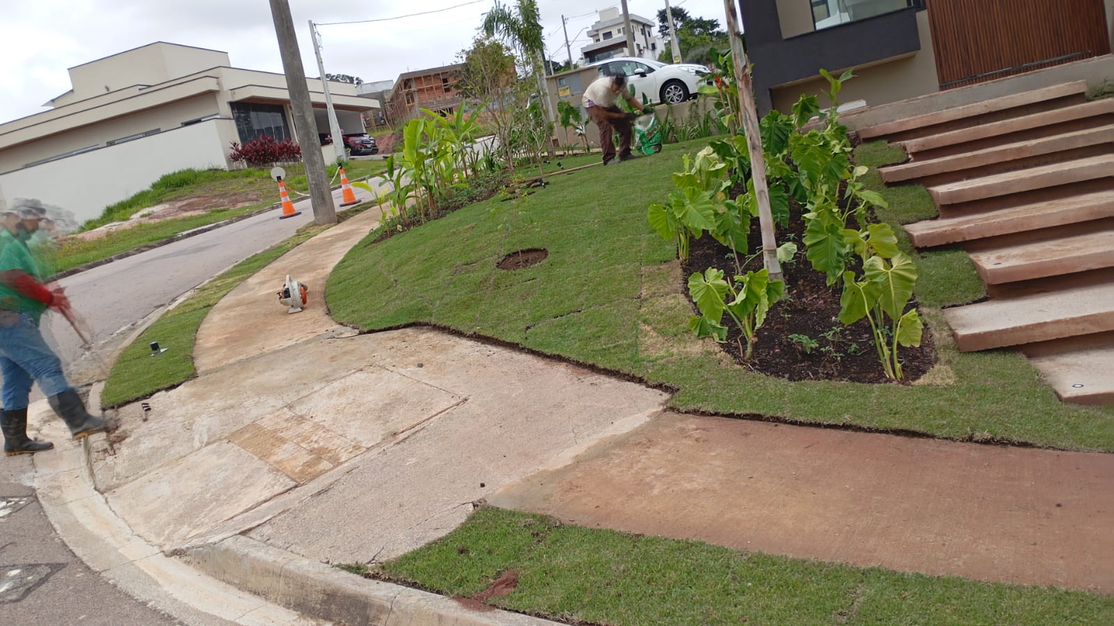 Entrada de residência com caminho e paisagismo